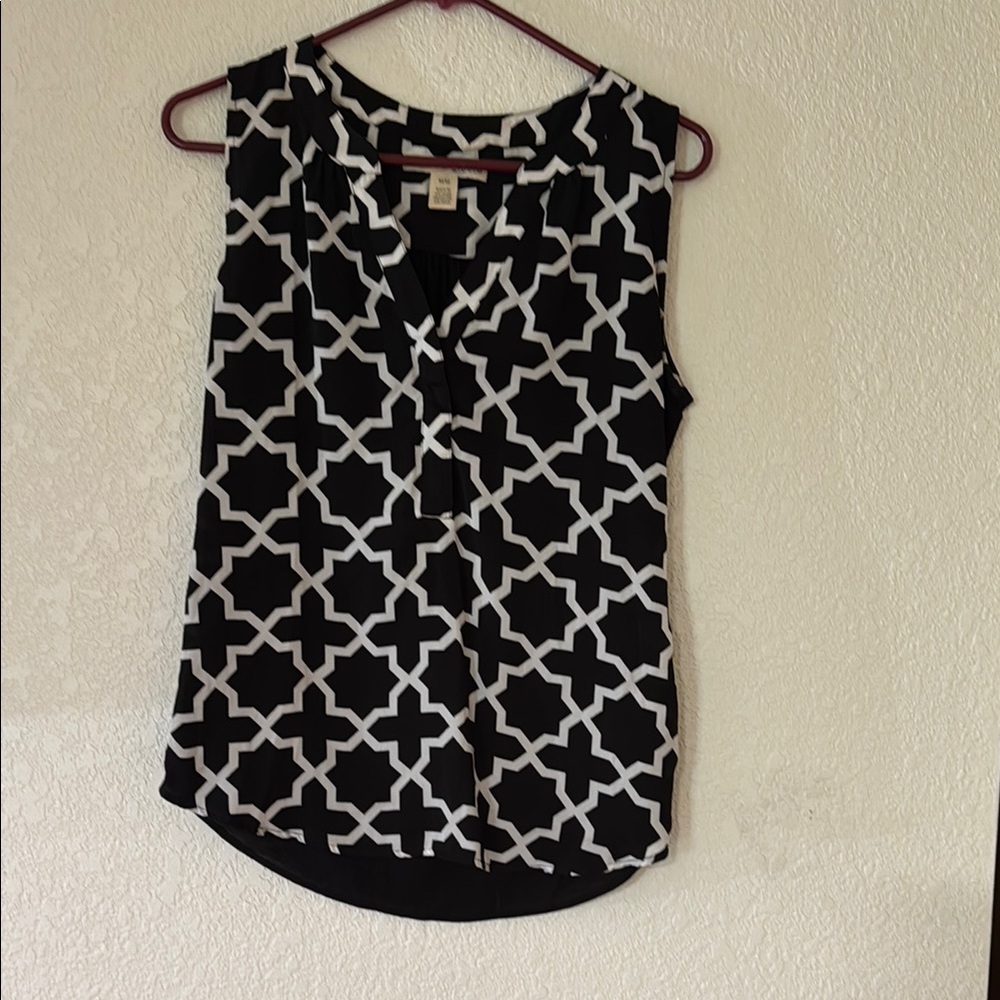 Women's Black and White Sleeveless Top
